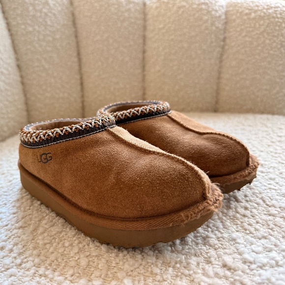 ✨ UGG Tasman Kids Slippers: Chestnut Suede, Size 10 (Good Used Condition) - Picture 2 of 5